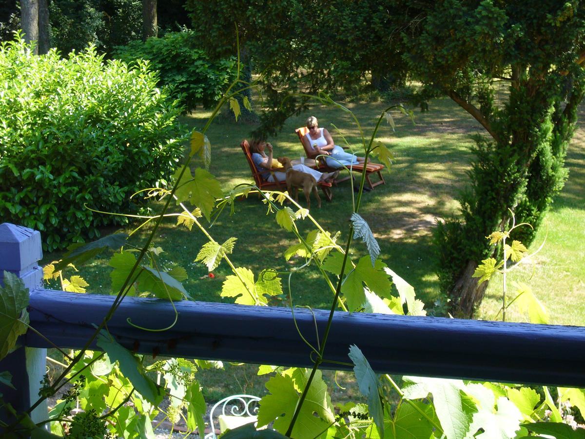 Le Canard Au Parapluie Rouge Bed and Breakfast Célon Exterior foto